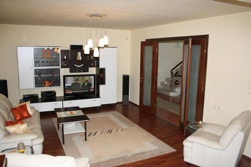 Casă cu 9 camere cu Teren 640 Mp în Pipera