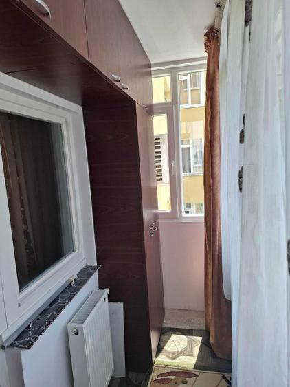 Apartament cu 2 camere semidecomandat în Craiovița Nouă