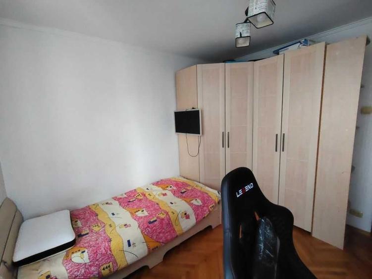 Apartament cu 3 camere semidecomandat în Titan