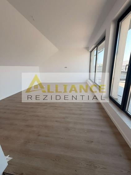 Duplex cu 5 camere cu Canalizare în Est