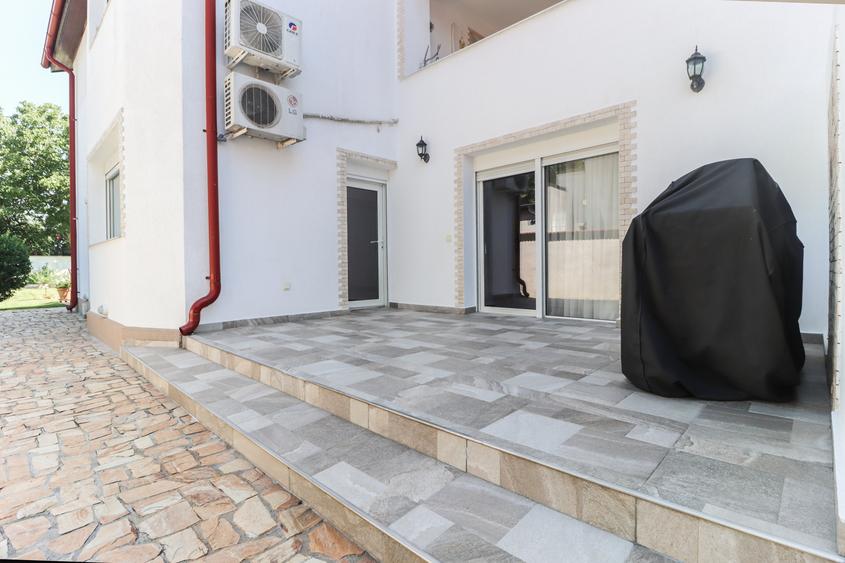Duplex cu 4 camere cu Canalizare în 1 Decembrie