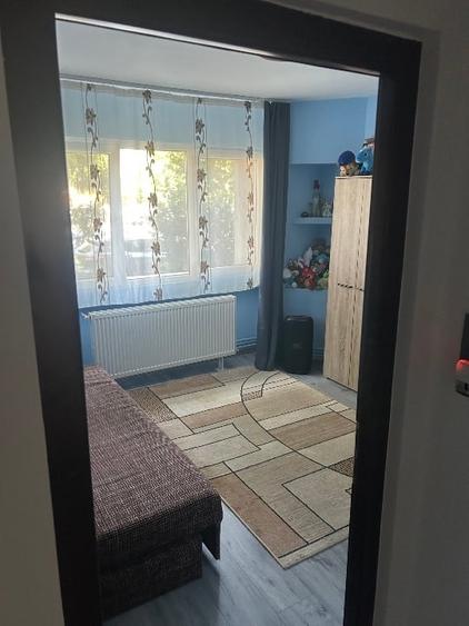 Apartament cu 3 camere semidecomandat, mobilat în Micro 15