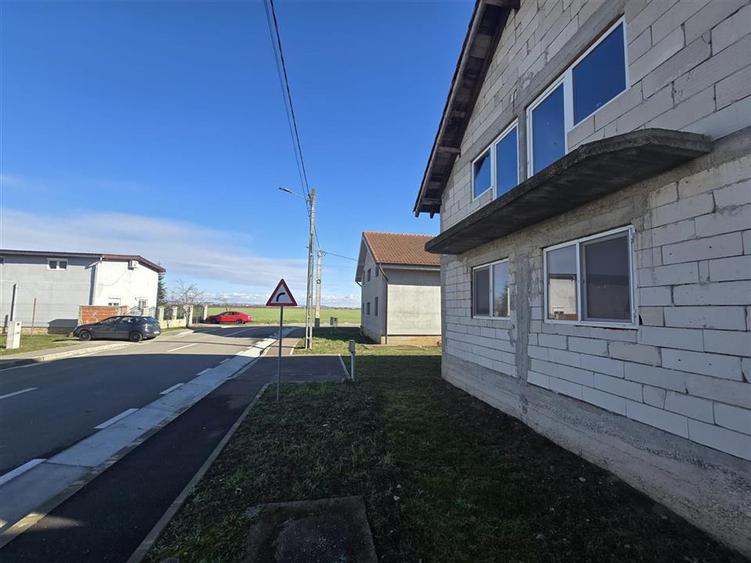 Casă cu 4 camere cu Teren 300 Mp în Palota