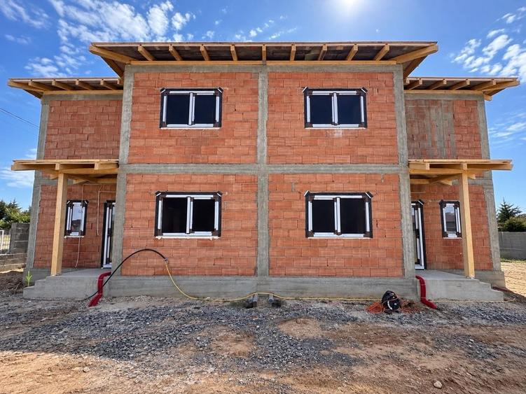 Duplex cu 5 camere cu Canalizare în Moșnița Nouă