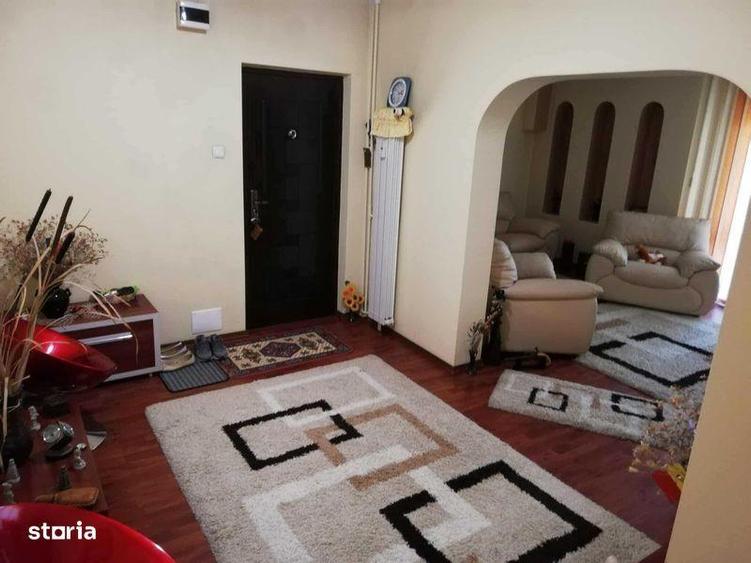 Apartament cu 3 camere semidecomandat, mobilat în Zimbru