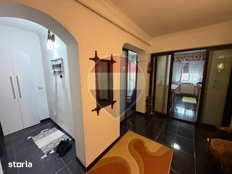 Apartament cu 3 camere, mobilat în Central