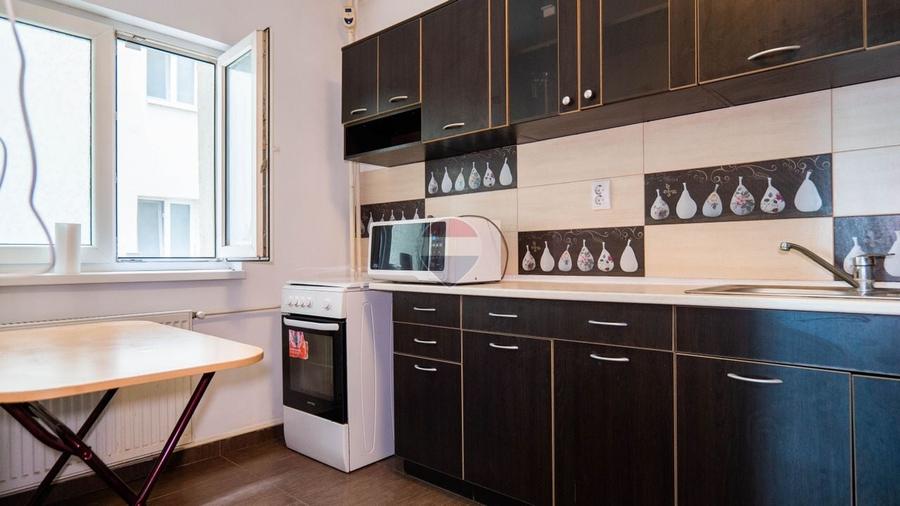 Apartament cu 3 camere decomandat, mobilat în Periferie