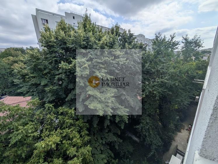 Apartament cu 3 camere semidecomandat în Gorjului