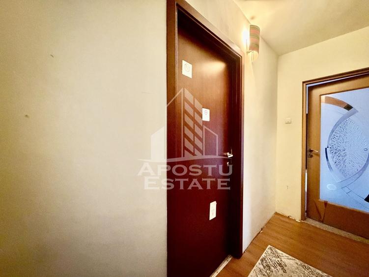 Apartament cu 3 camere semidecomandat, mobilat în Girocului