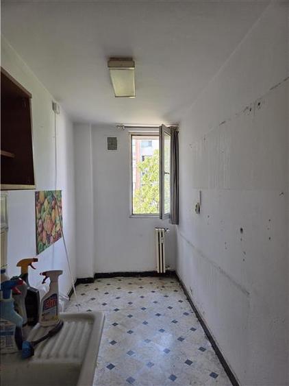 Apartament cu 3 camere semidecomandat, mobilat în Domenii