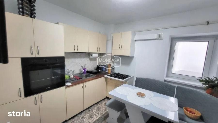 Apartament cu 4 camere decomandat în Central