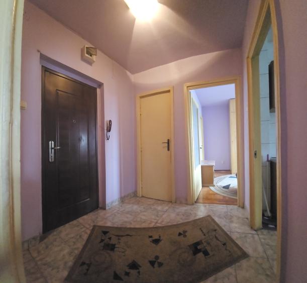 Apartament cu 3 camere semidecomandat în Grivița