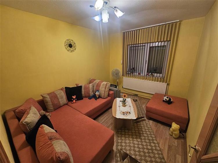 Apartament cu 3 camere decomandat, mobilat în Micro IV