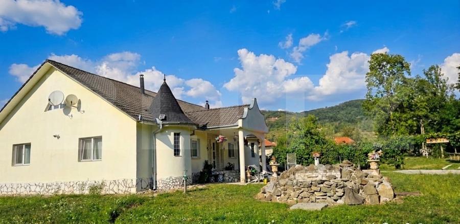 Casă individuală cu 3 camere cu Canalizare în Luncoiu de Sus