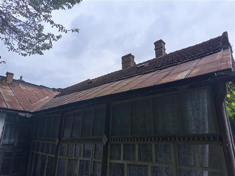 Casă individuală cu 7 camere cu Canalizare în Vest