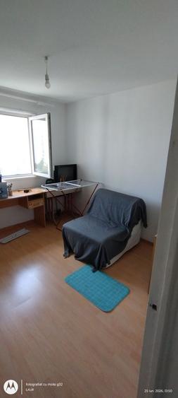 Apartament cu 3 camere semidecomandat în Titan