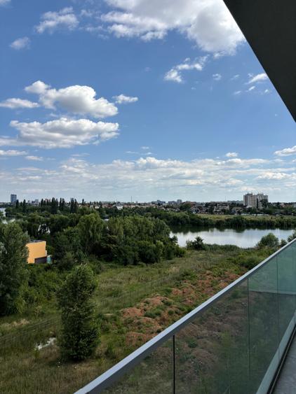 Apartament cu 3 camere semidecomandat în Sisești