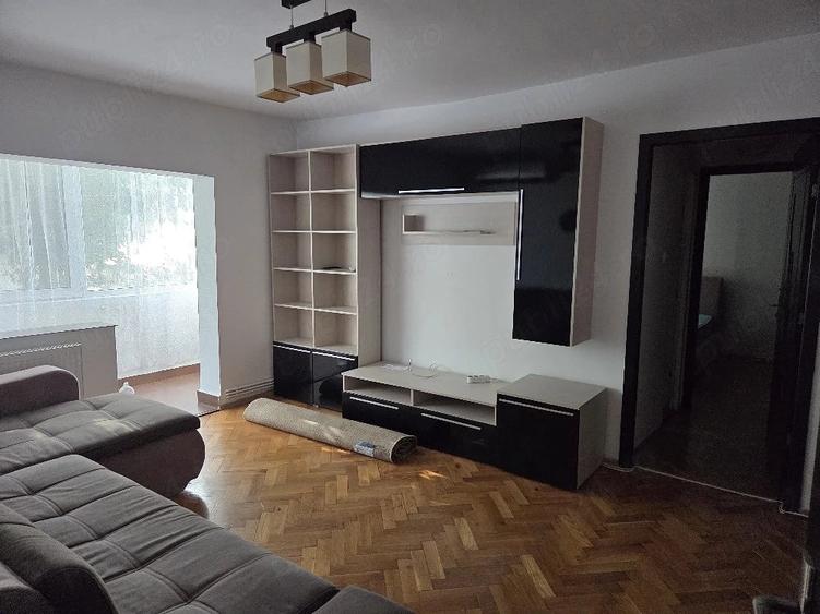 Apartament cu 3 camere semidecomandat în Soarelui