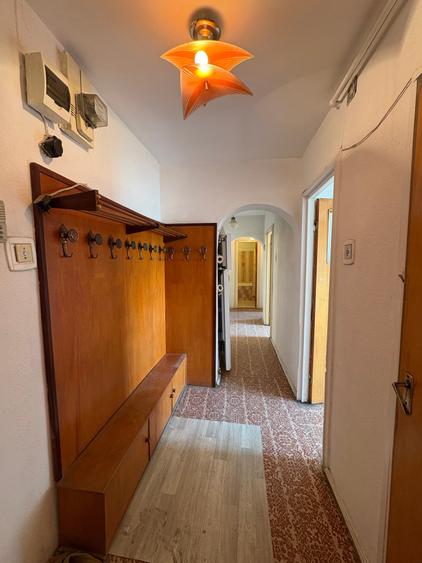 Apartament cu 3 camere decomandat în Titan