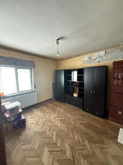 Apartament cu 3 camere semidecomandat în P-ța Victoriei