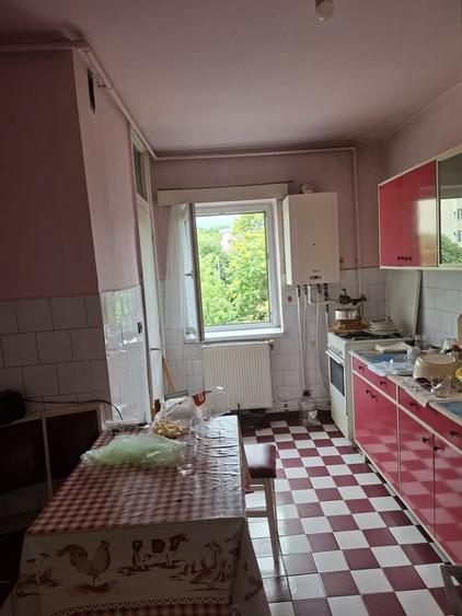 Apartament cu 4 camere decomandat în Central