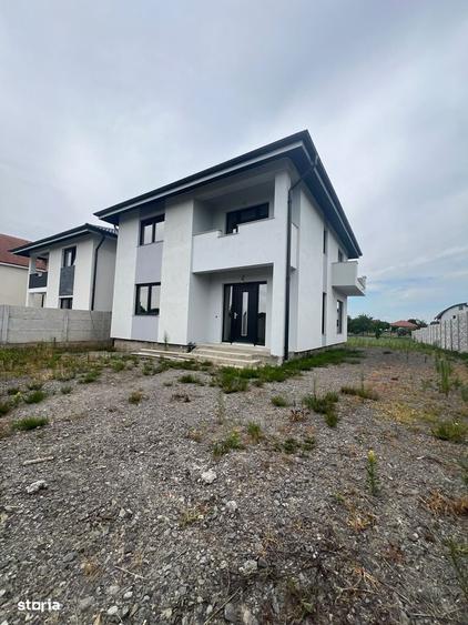 Casă cu 4 camere cu Teren 900 Mp în Lazuri