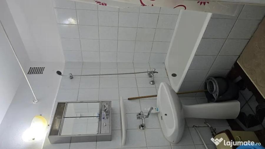 Garsonieră decomandată în 9 Mai
