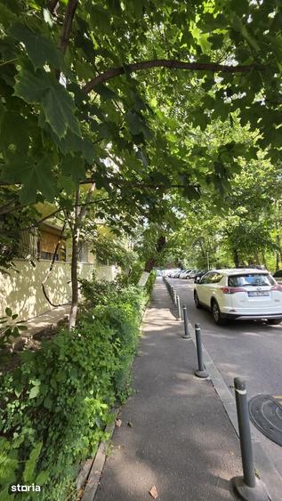 Apartament cu 3 camere semidecomandat în Tei