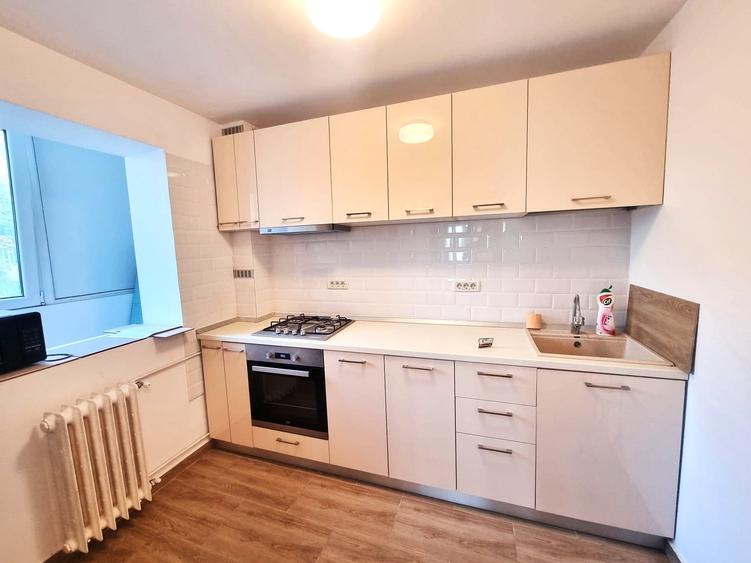 Apartament cu 3 camere decomandat în Lacul Tei