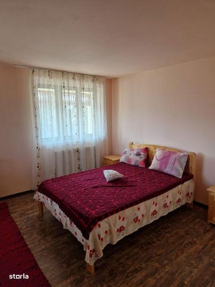 Casă cu 10 camere cu Teren 95000 Mp în Central
