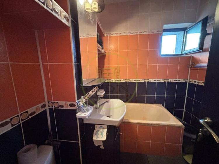 Apartament cu 4 camere semidecomandat, mobilat în Lăpuș