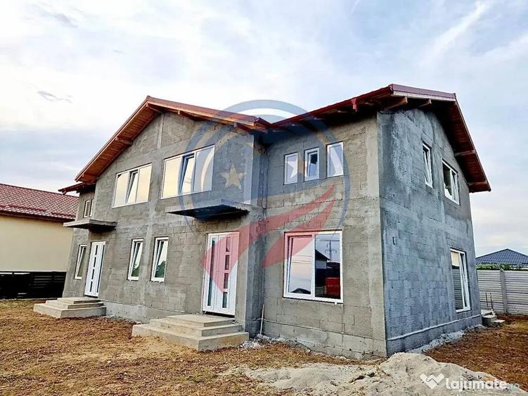 Casă cu 7 camere cu Teren 500 Mp în Central