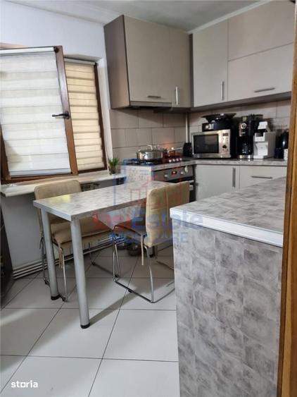 Apartament cu 4 camere decomandat în Nicolina