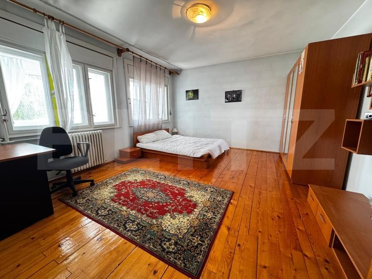 Casă individuală cu 8 camere cu Canalizare în Central