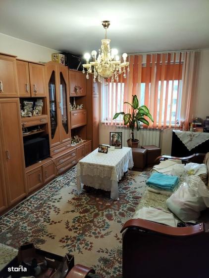 Apartament cu 3 camere decomandat în Far