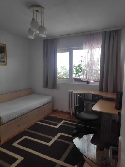 Apartament cu 3 camere decomandat în Cornișa