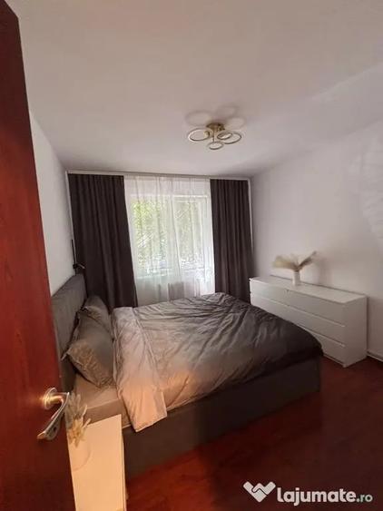 Apartament cu 4 camere decomandat în Central