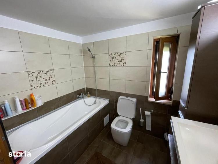 Casă cu 5 camere cu Teren 3800 Mp în Plopu