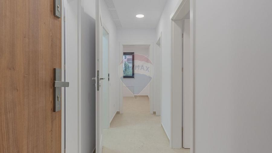 Apartament cu 9 camere decomandat în Astra