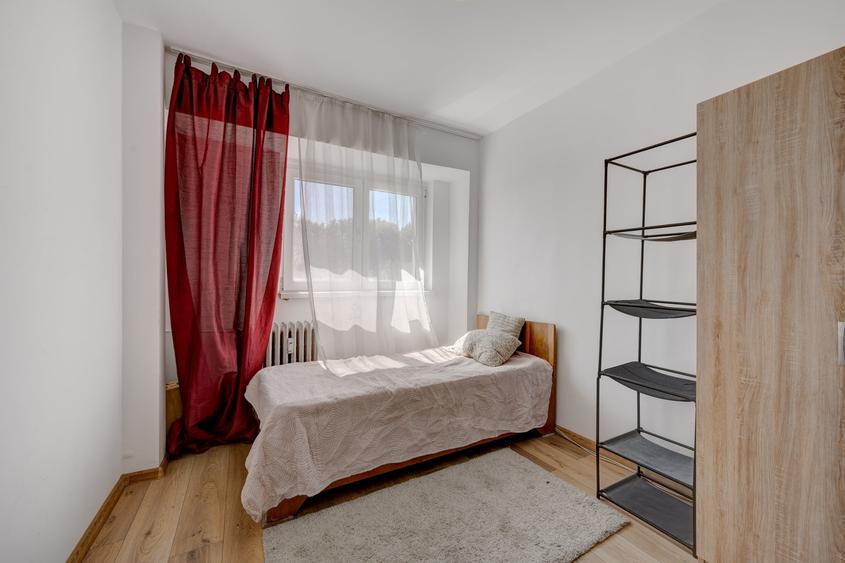 Apartament cu 3 camere semidecomandat în Rahova