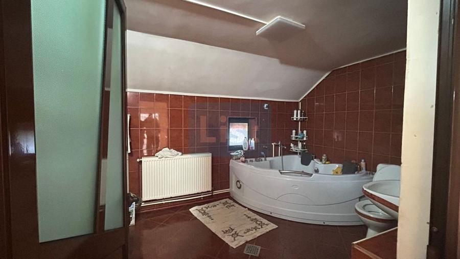 Casă cu 8 camere cu Canalizare în Drăguțești