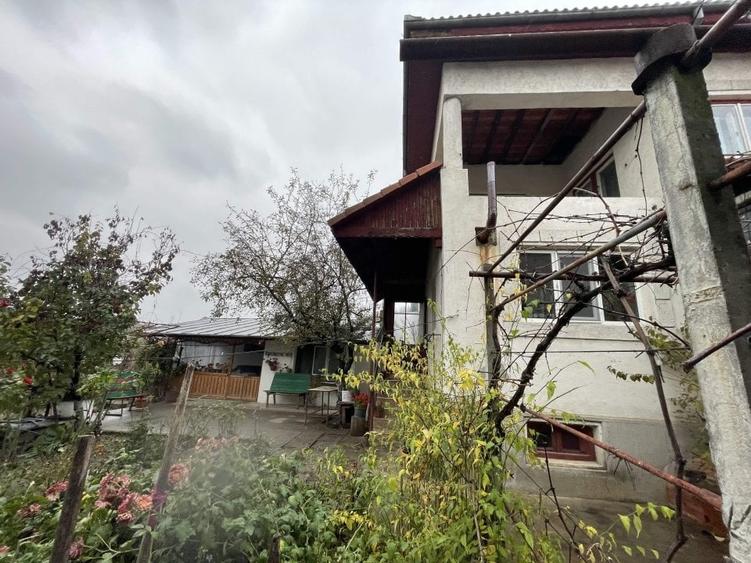 Casă individuală cu 10 camere cu Teren 825 Mp în Orașul de Jos