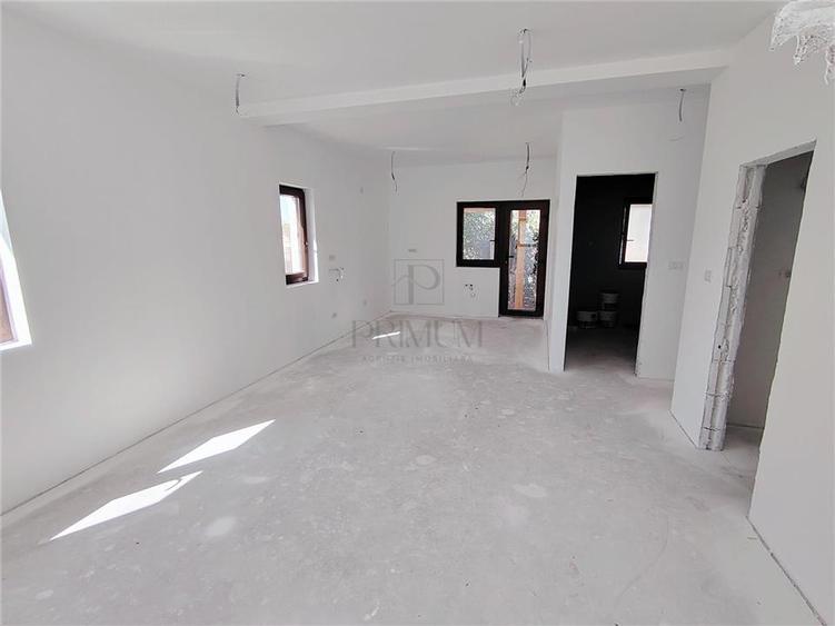 Duplex cu 3 camere cu Canalizare în Albina