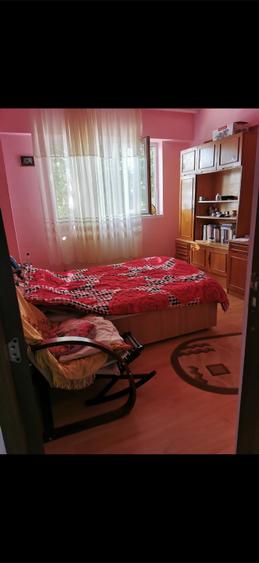 Apartament cu 3 camere semidecomandat, mobilat în Central