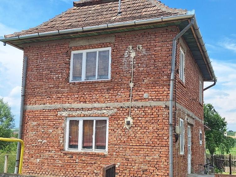 Casă cu 4 camere în Războieni-Cetate