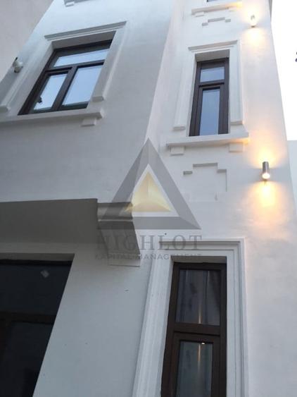Casă individuală cu 8 camere cu Canalizare în Arcul de Triumf