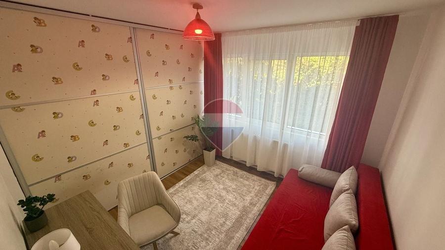 Apartament cu 3 camere semidecomandat, mobilat în Săsar