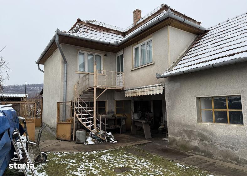Casă cu 5 camere cu Teren 2754 Mp în Lugașu de Jos