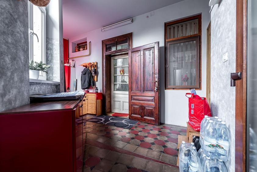 Apartament cu 3 camere semidecomandat, mobilat în Central