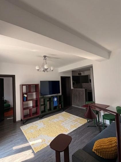 Apartament cu 3 camere semidecomandat în Dămăroaia